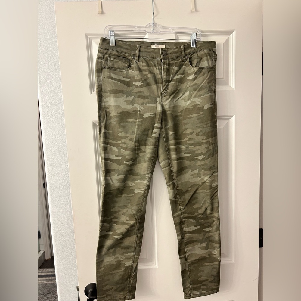 LOFT camo pants size 8